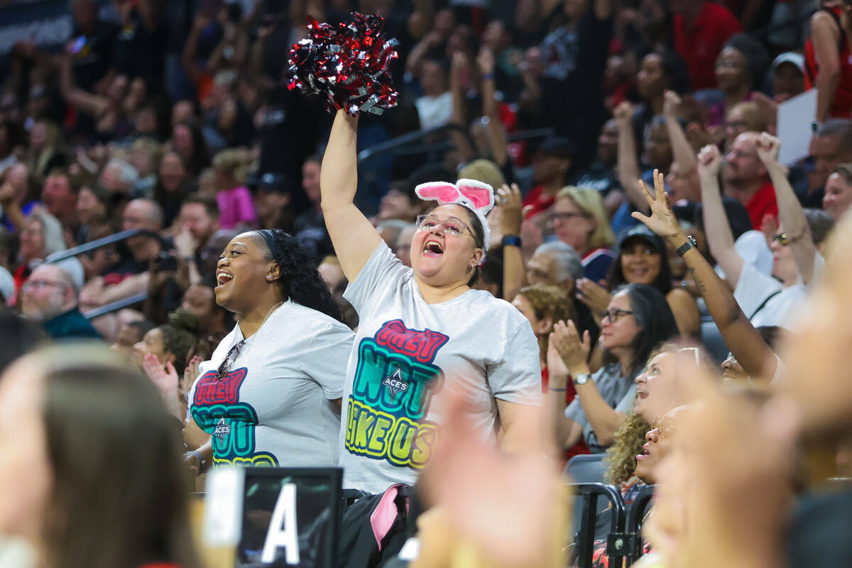 Fans de las Aces celebran ganar pizza gratis después de que las Connecticut Sun fallaran dos t ...