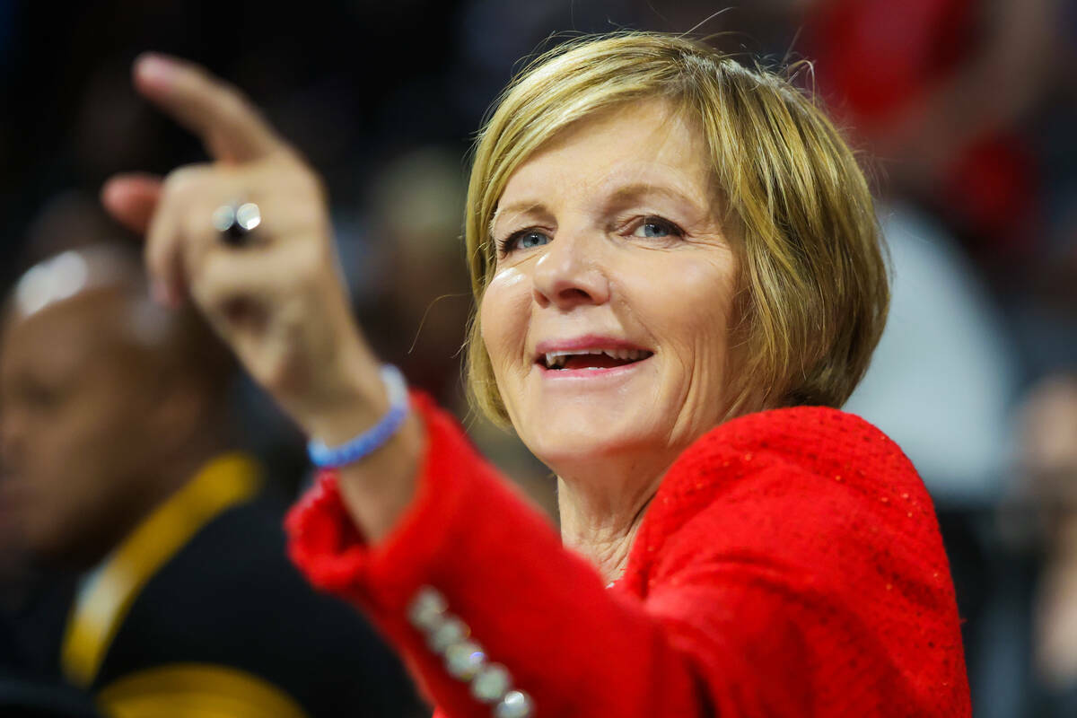 La representante federal demócrata Susie Lee observa un partido de básquetbol de la WNBA entr ...