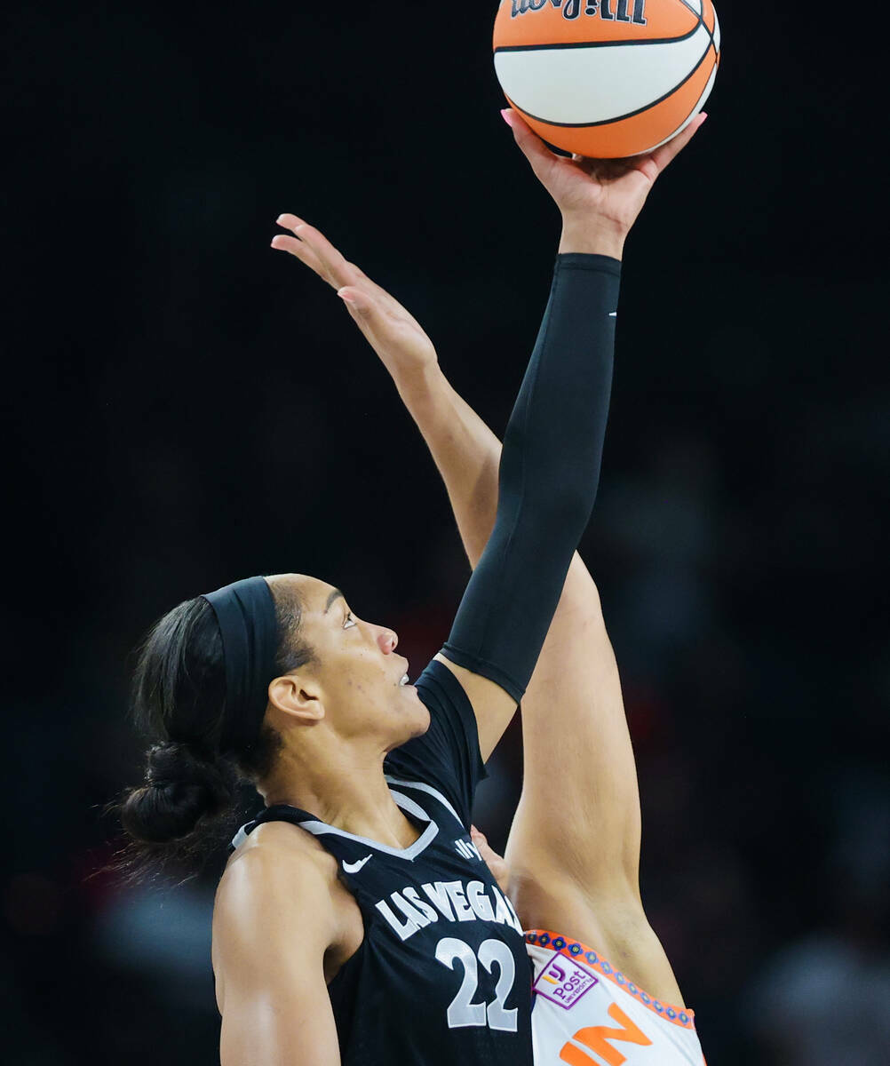 La centro de las Aces A'ja Wilson (22) alcanza el balón durante un partido de básquetbol de l ...