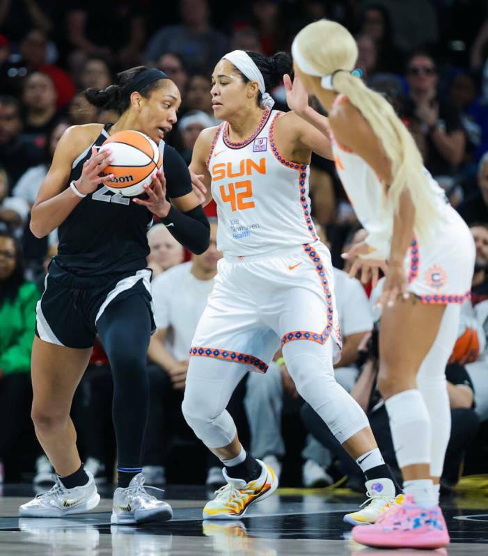 La centro de las Aces A'ja Wilson (22) intenta pasar el balón ante la alero de las Connecticut ...