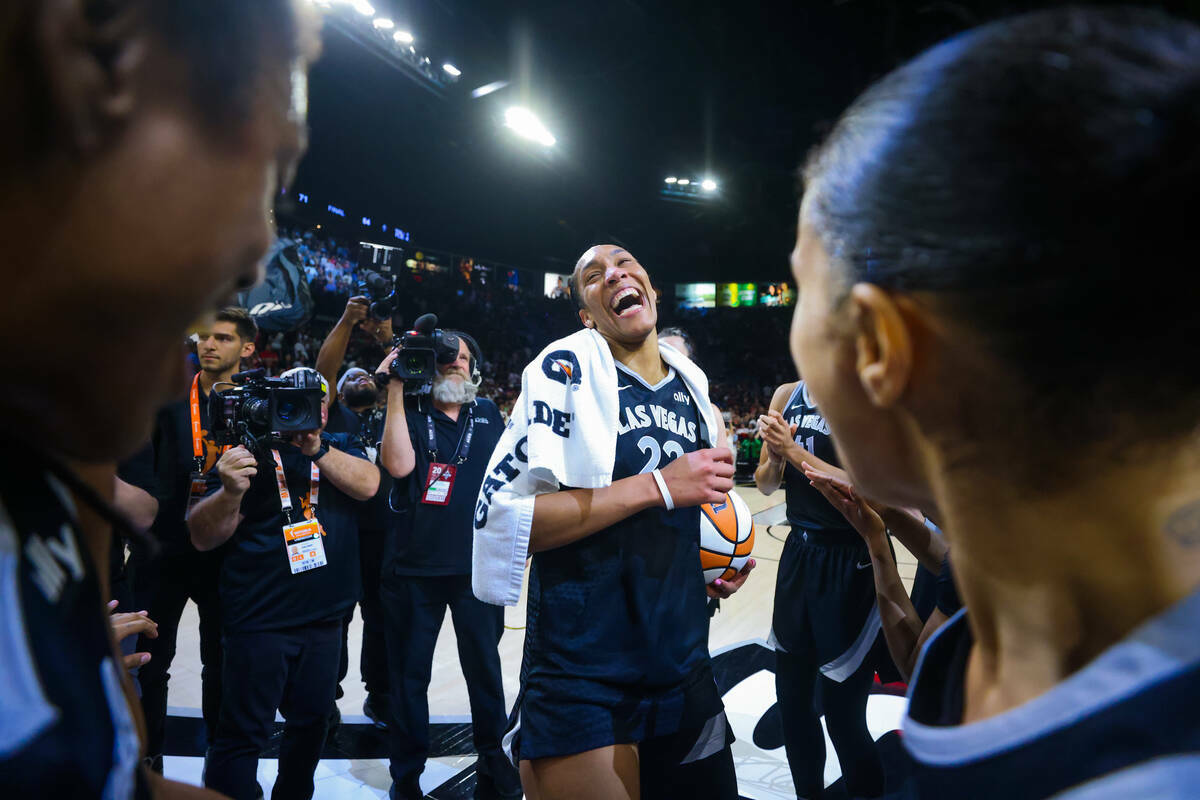 A'ja Wilson celebra haberse convertido en la primera jugadora de la WNBA en anotar mil puntos d ...