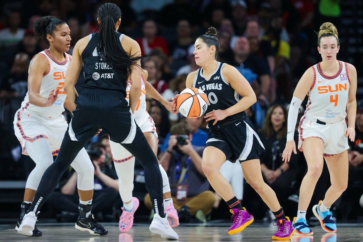 La escolta de las Aces Kelsey Plum (10) driblea el balón durante un partido de básquetbol de ...