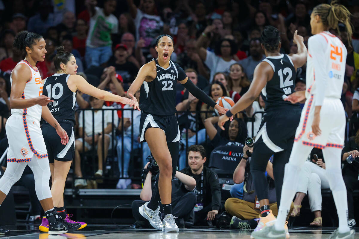 La centro de las Aces A'ja Wilson (22) se anima durante un partido de básquetbol de la WNBA en ...