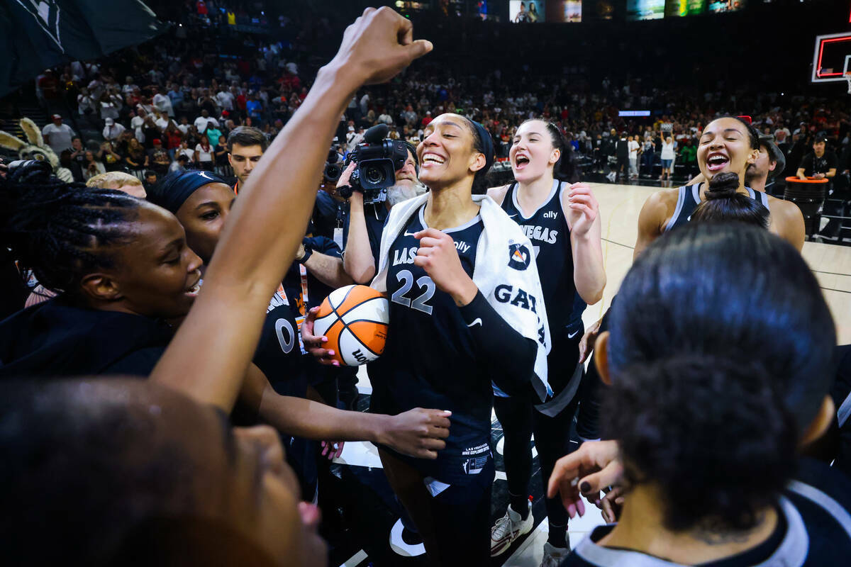 A'ja Wilson celebra haberse convertido en la primera jugadora de la WNBA en anotar mil puntos d ...