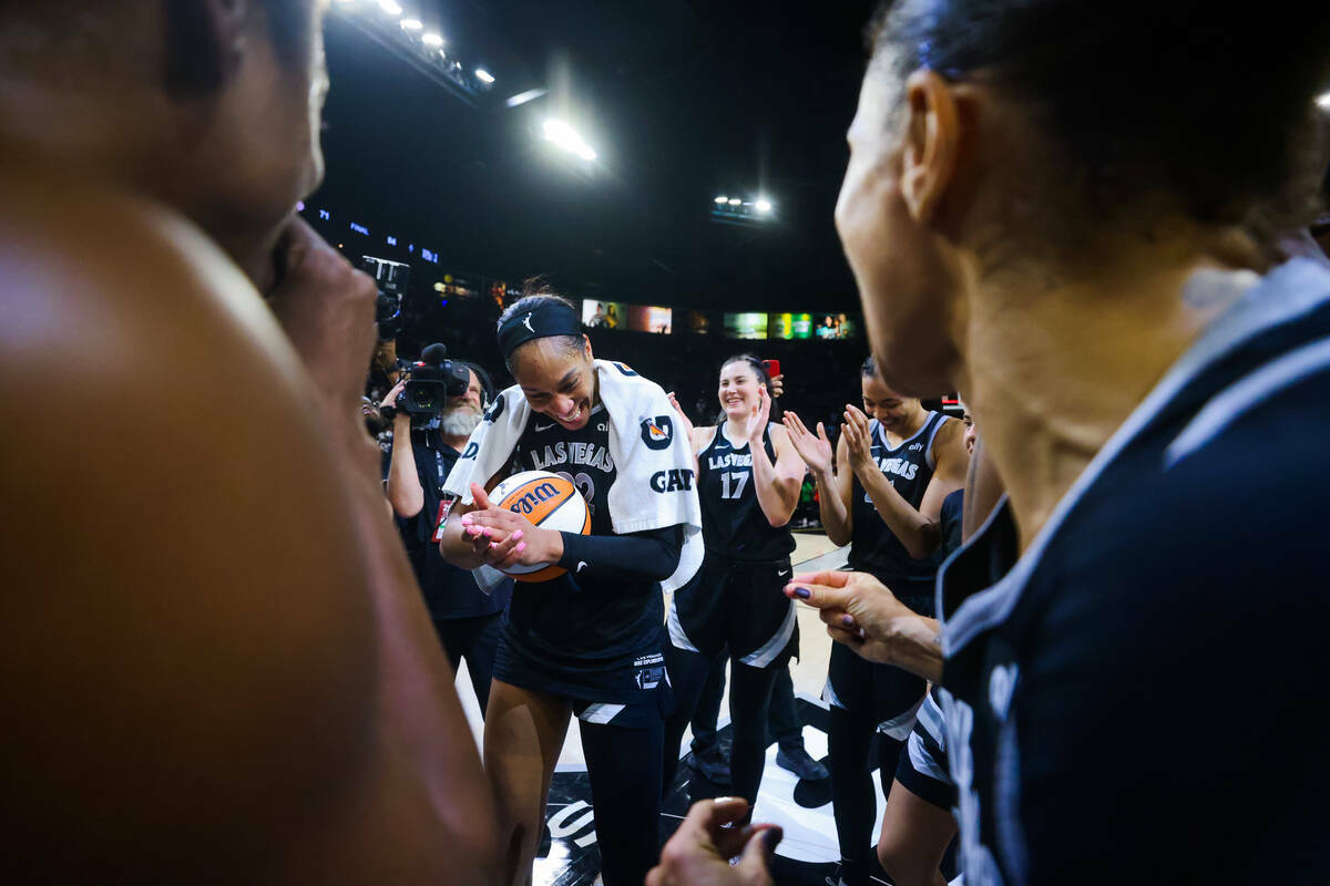 A'ja Wilson celebra haberse convertido en la primera jugadora de la WNBA en anotar mil puntos d ...