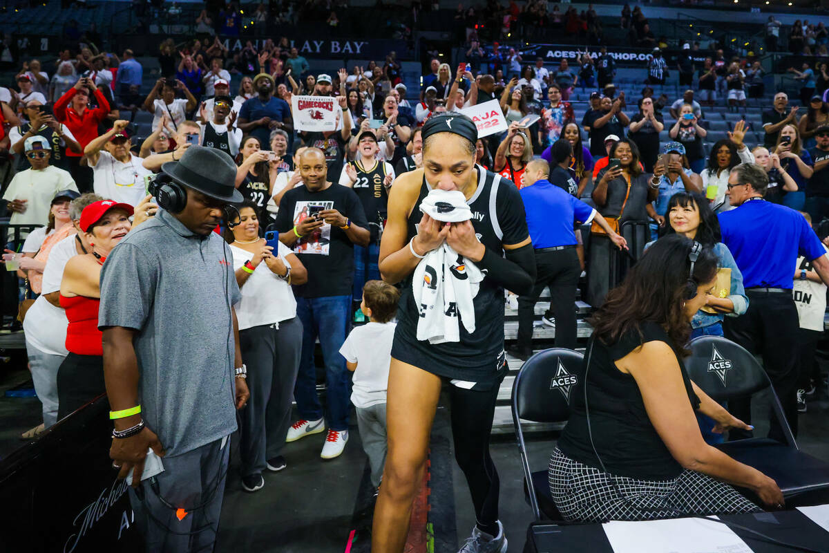 A'ja Wilson finaliza una entrevista tras convertirse en la primera jugadora de la WNBA en anota ...