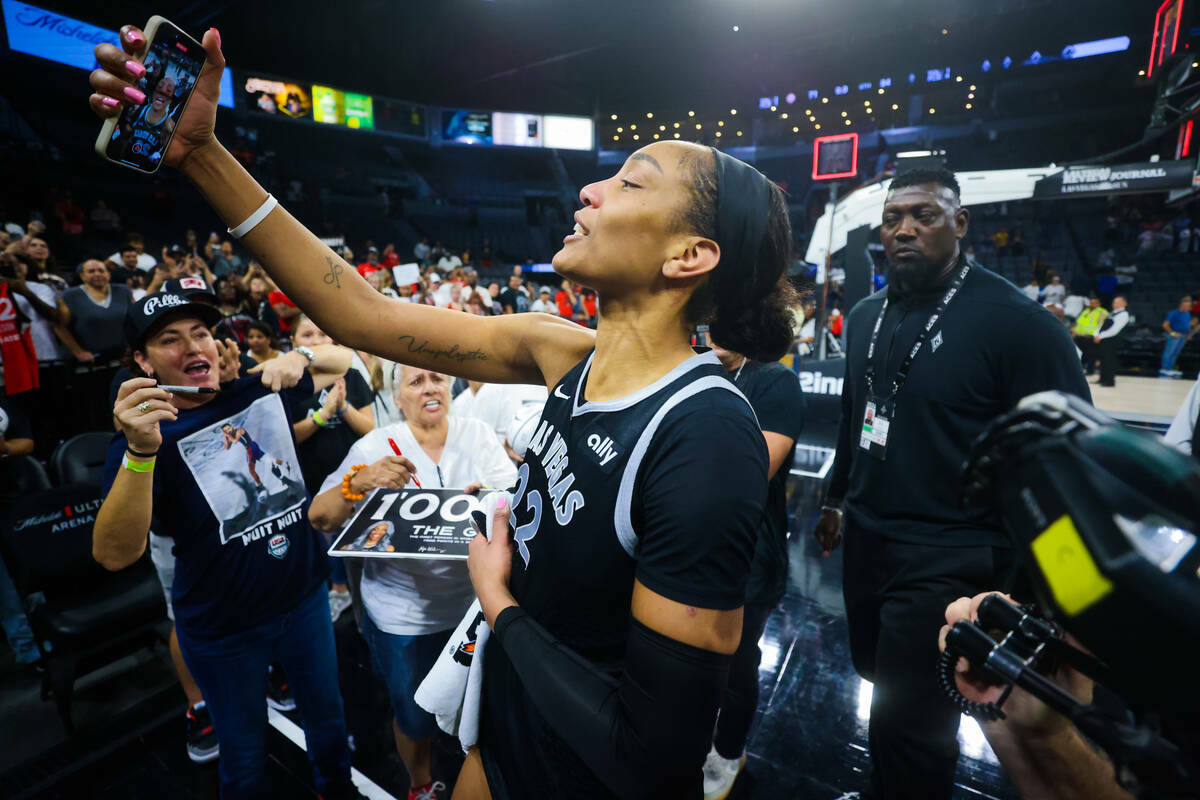 A'ja Wilson celebra haberse convertido en la primera jugadora de la WNBA en anotar mil puntos d ...