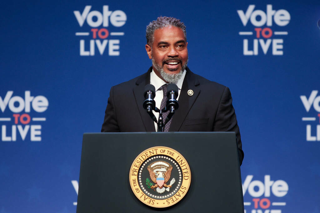 El representante Steven Horsford, demócrata de Nevada, presenta al presidente Joe Biden antes ...