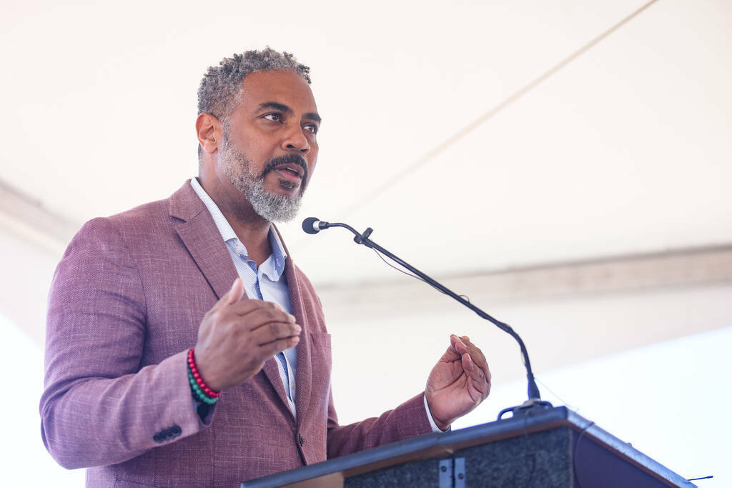 El representante federal demócrata Steven Horsford se dirige al público en el acto de colocac ...