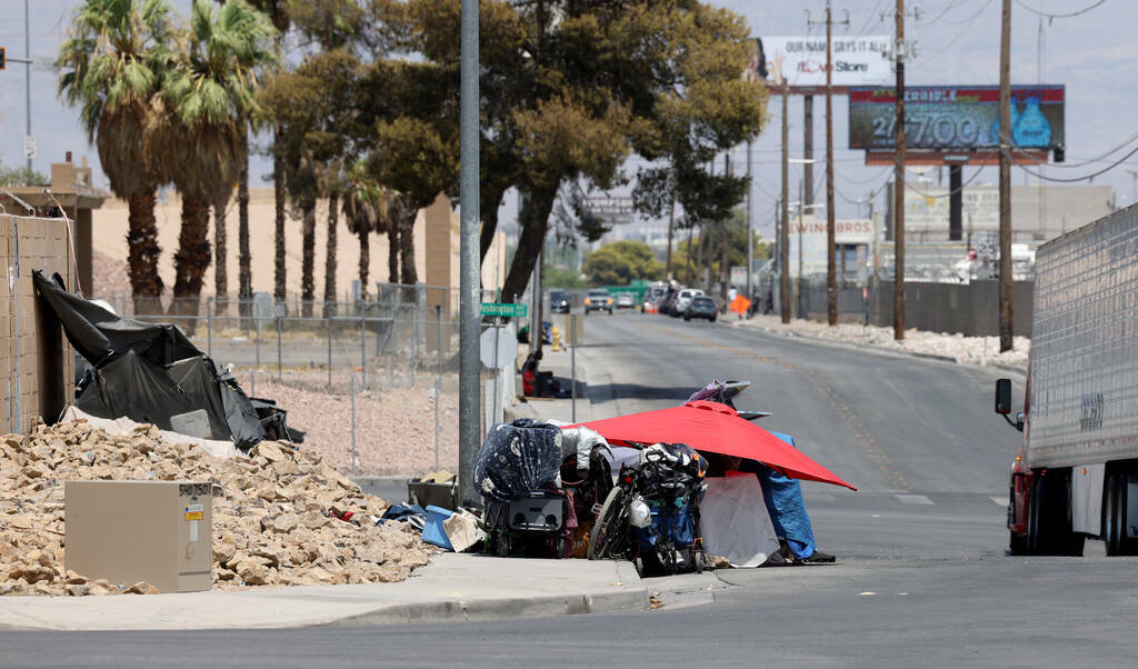 Tiendas de campaña en A Street, cerca de Washington Avenue, en Las Vegas, el viernes 26 de jul ...