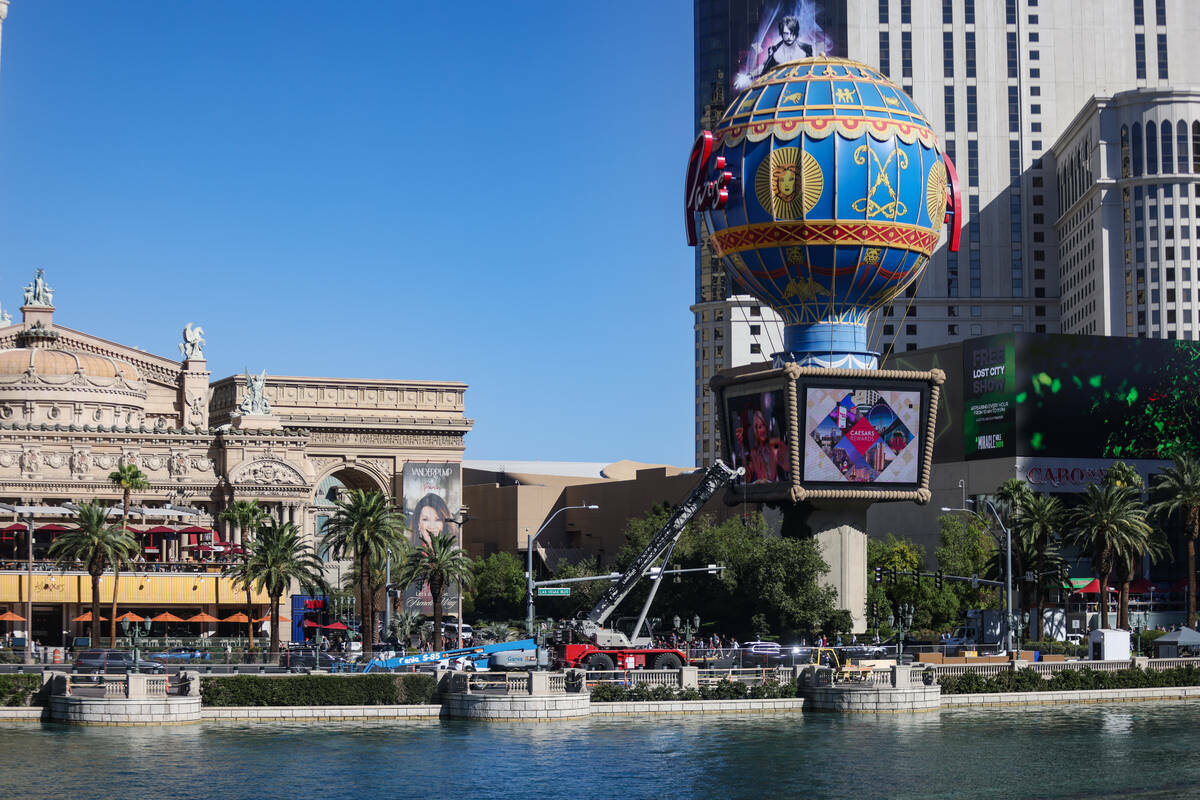 Espacios vacíos donde antes había árboles en el exterior del hotel-casino Bellagio, en Las V ...