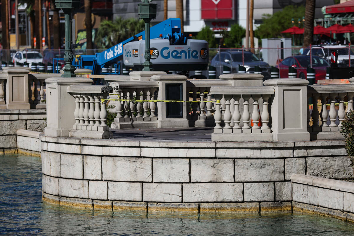 Espacio vacío donde antes había un árbol en el exterior del hotel-casino Bellagio, en Las Ve ...