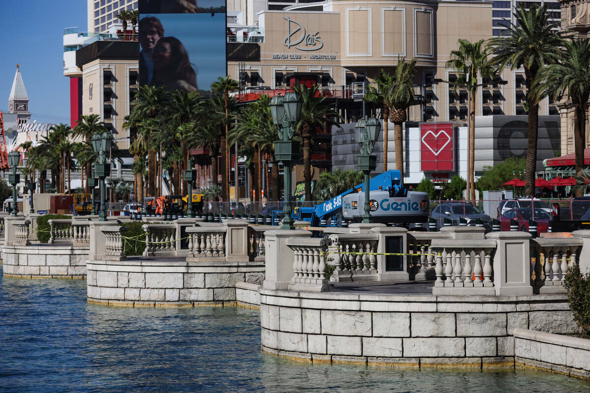 Espacios vacíos donde antes había árboles en el exterior del hotel-casino Bellagio, en Las V ...