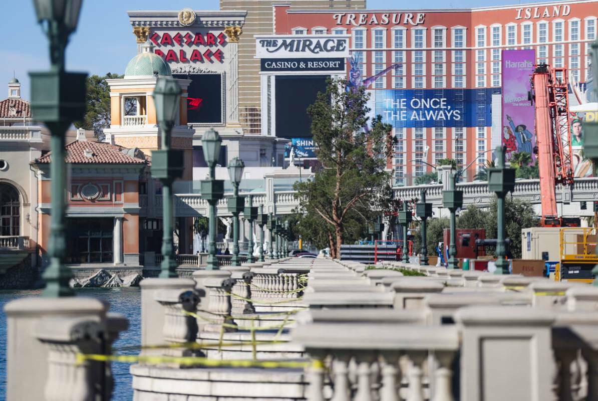 Espacios vacíos donde antes había árboles en el exterior del hotel-casino Bellagio, en Las V ...