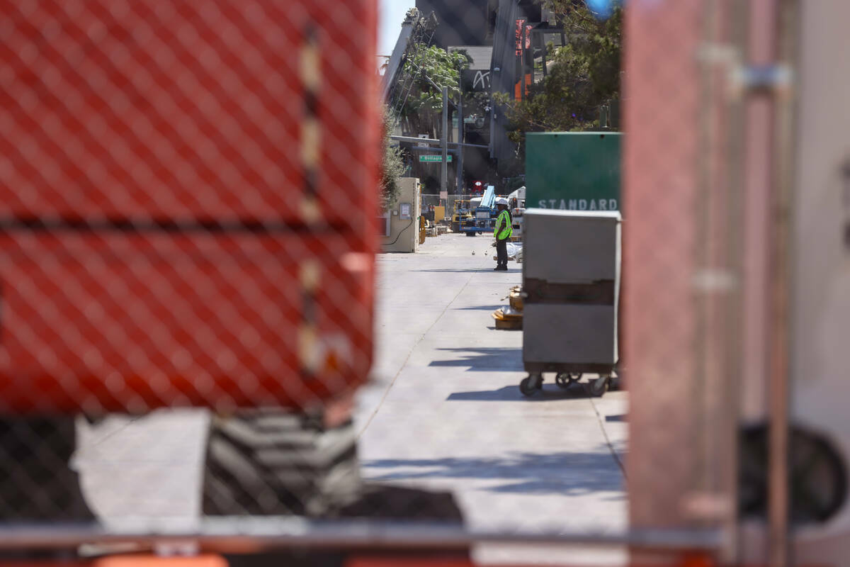 Tractores y equipos cerca de los árboles en el exterior del hotel-casino Bellagio, en Las Vega ...