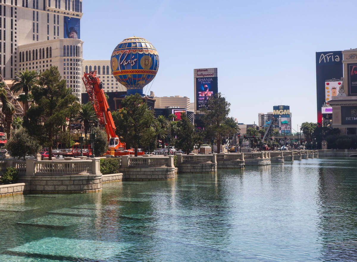 Tractores y equipos cerca de los árboles en el exterior del hotel-casino Bellagio, en Las Vega ...