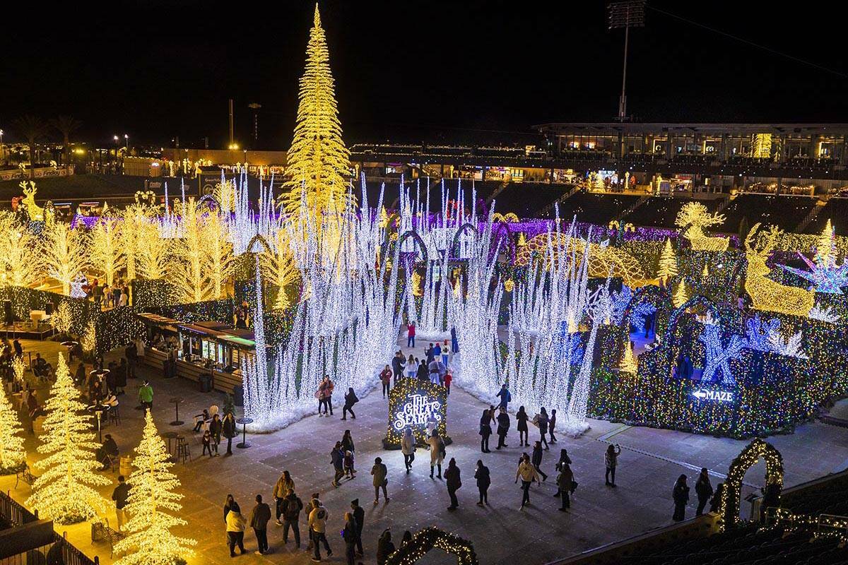 Visitantes exploran Enchant Christmas at Las Vegas Ballpark en 2021, en Las Vegas. (Benjamin Ha ...