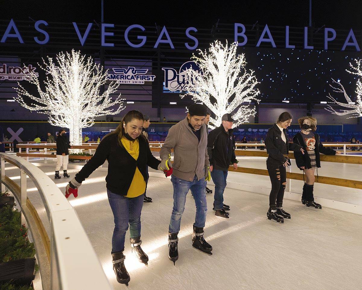 Patinadores sobre hielo disfrutan de Enchant Christmas at Las Vegas Ballpark, el martes 30 de n ...