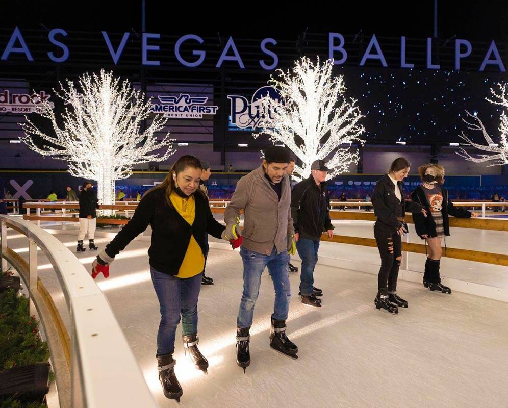 Patinadores sobre hielo disfrutan de Enchant Christmas at Las Vegas Ballpark, el martes 30 de n ...