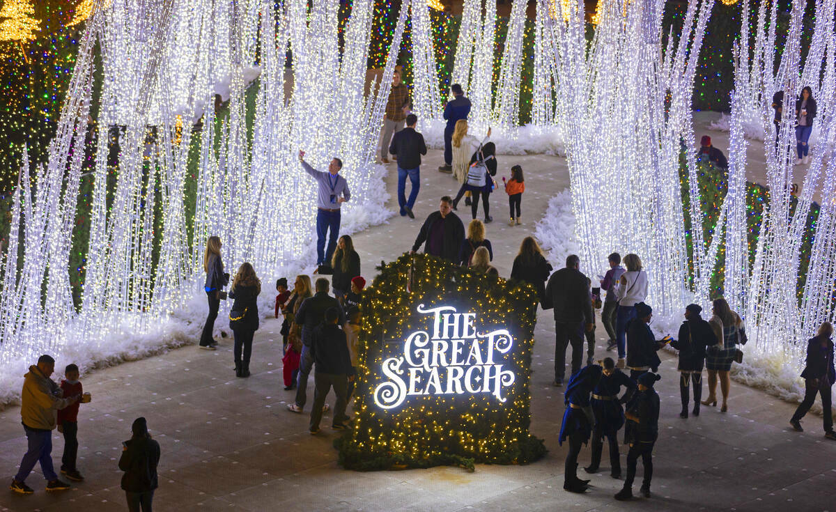 Asistentes exploran Enchant Christmas at Las Vegas Ballpark, el martes 30 de noviembre de 2021, ...