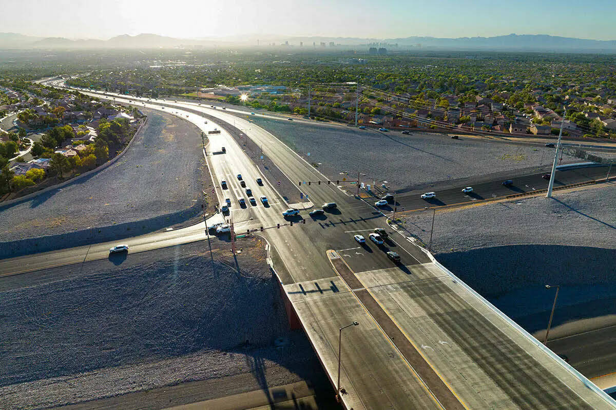 Vista aérea del actual periférico 215 y Summerlin Parkway, el martes 16 de enero de 2024, en ...