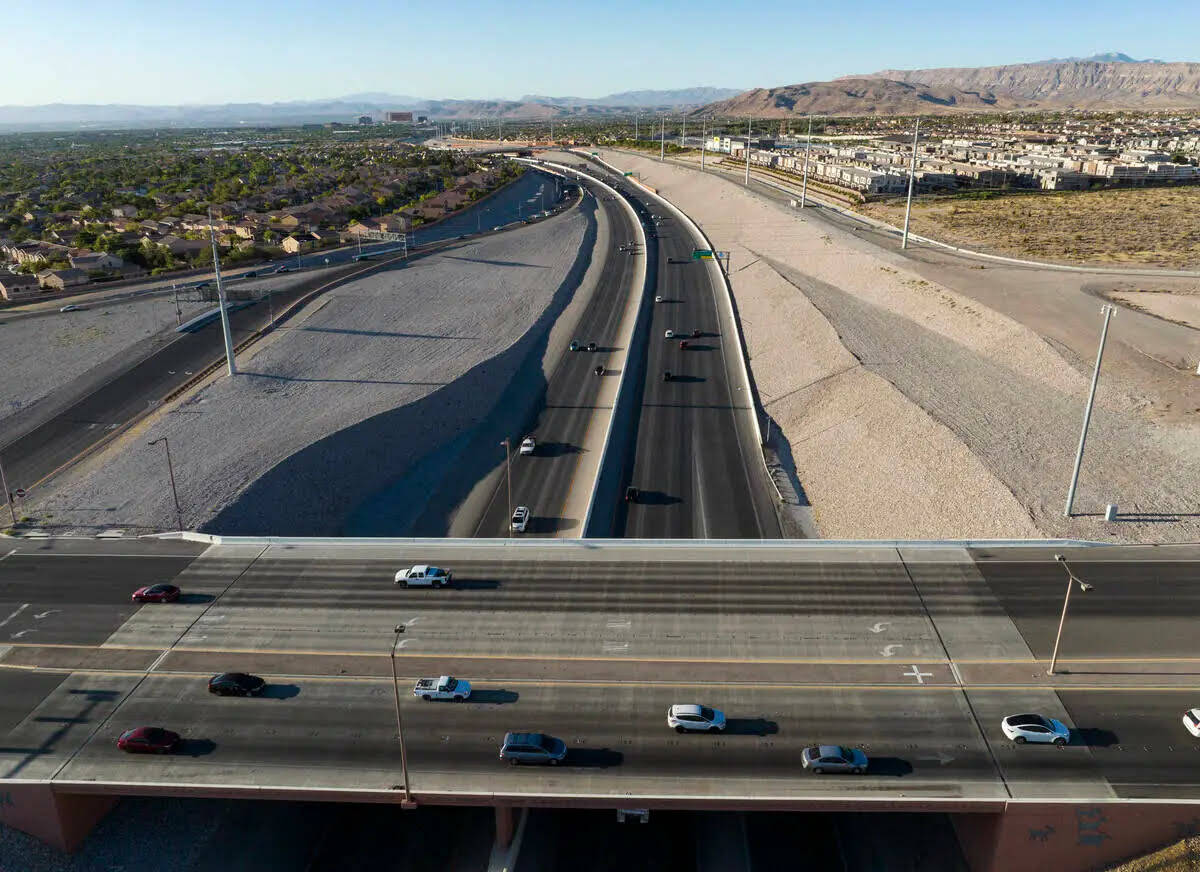 Vista aérea del actual periférico 215 y Summerlin Parkway, el martes 16 de enero de 2024, en ...