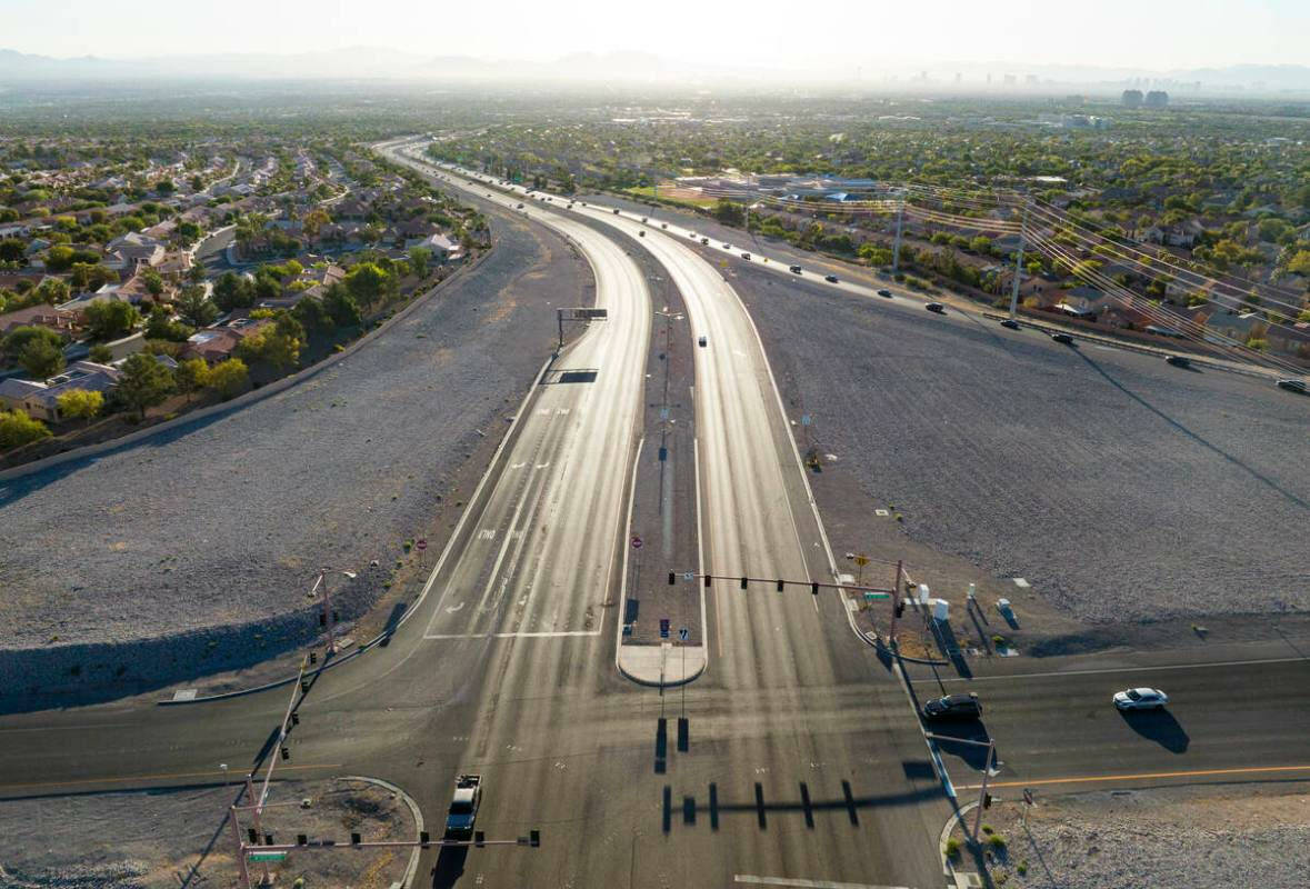 Vista aérea del actual periférico 215 y Summerlin Parkway, el martes 16 de enero de 2024, en ...