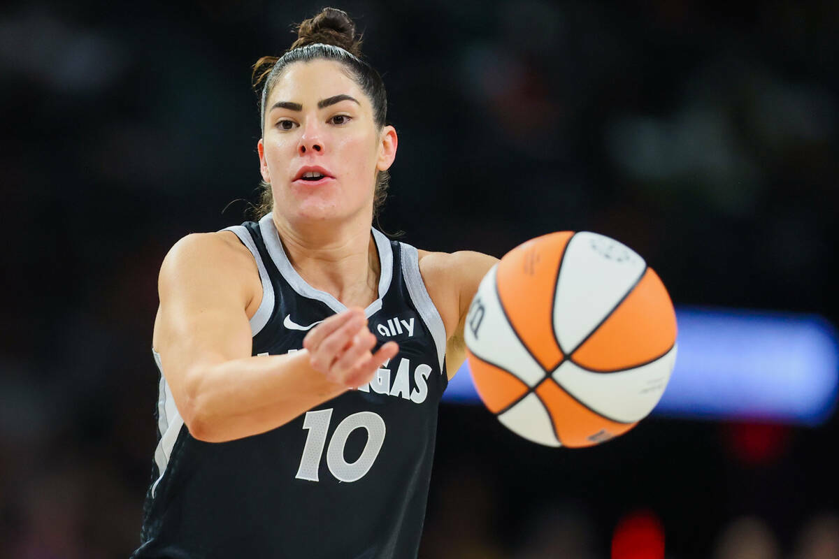 La escolta de las Aces Kelsey Plum (10) pasa el balón a una compañera durante un partido de b ...