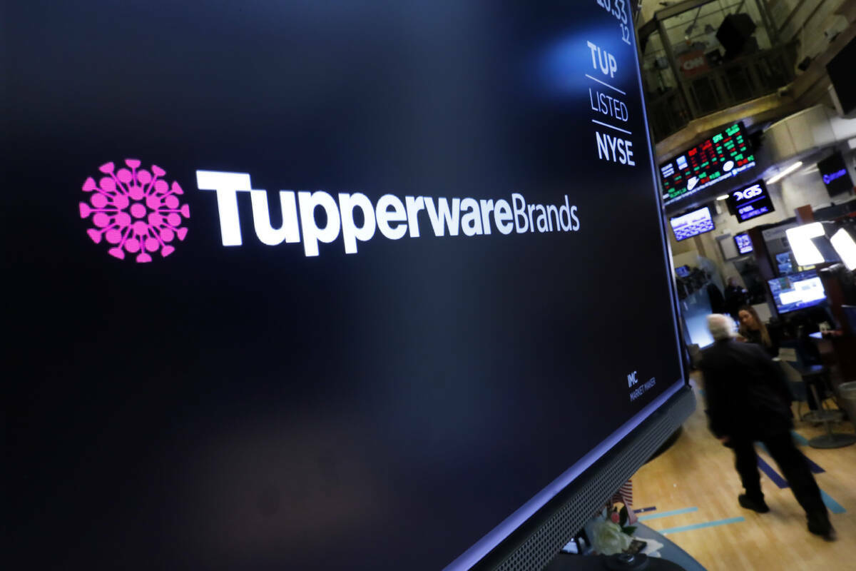 El logotipo de Tupperware Brands aparece en un monitor en el piso de la Bolsa de Valores de Nue ...