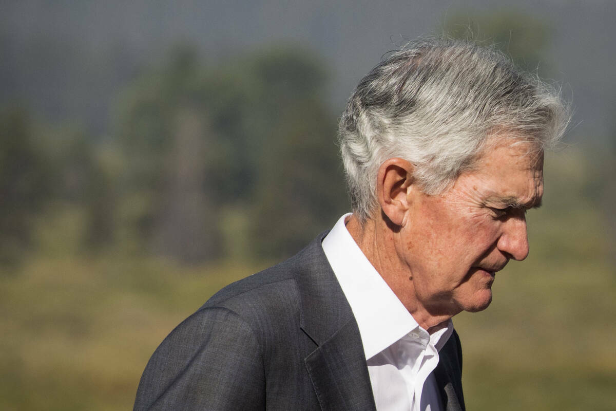 El presidente de la Reserva Federal, Jerome Powell, camina afuera del Simposio Económico de Ja ...