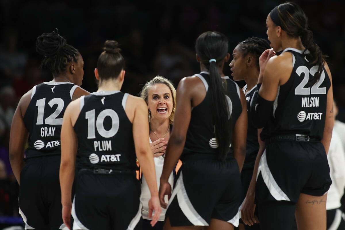 La entrenadora de Las Vegas Aces, Becky Hammon, habla con su equipo en un tiempo muerto durante ...