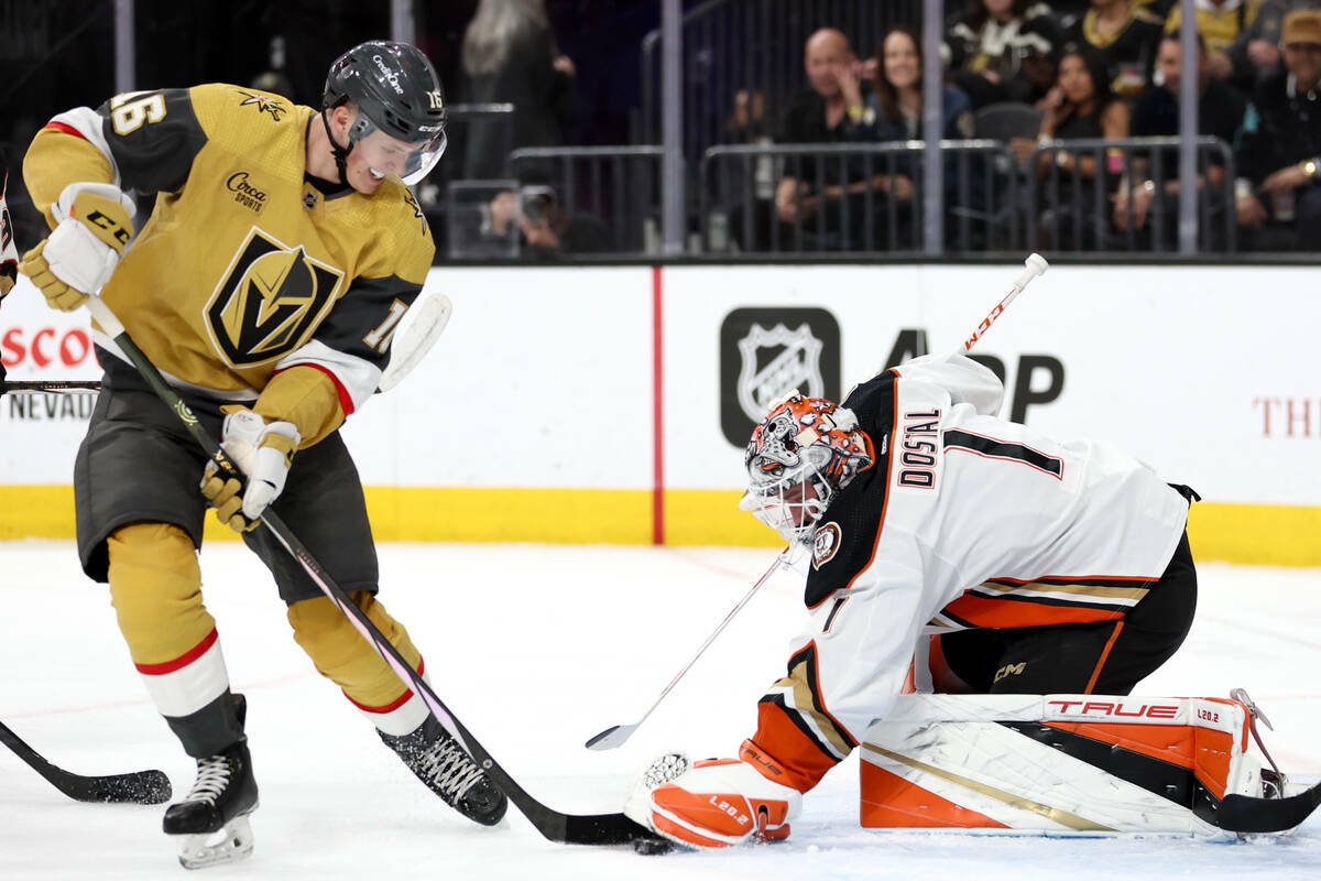 El ala izquierda de los Golden Knights Pavel Dorofeyev (16) lucha en la red con el portero de l ...