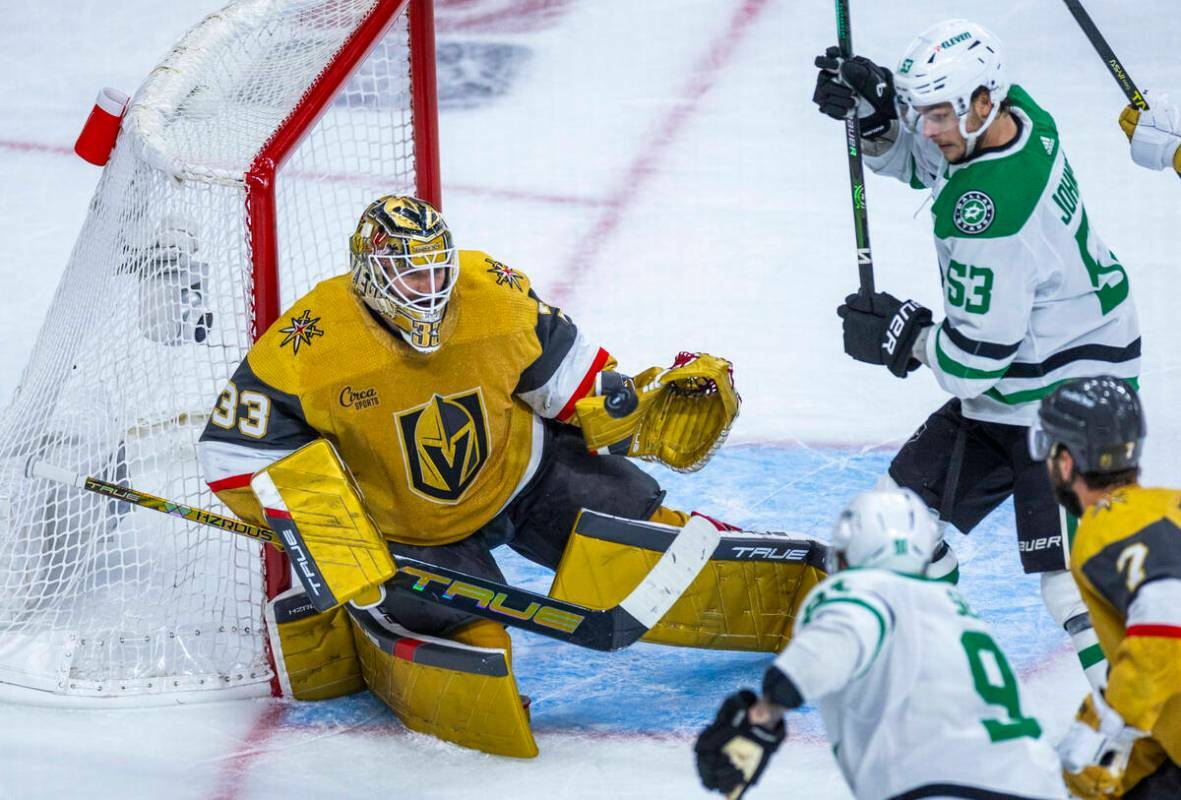 El portero de los Golden Knights Adin Hill (33) hace una atajada cerca del centro de los Dallas ...