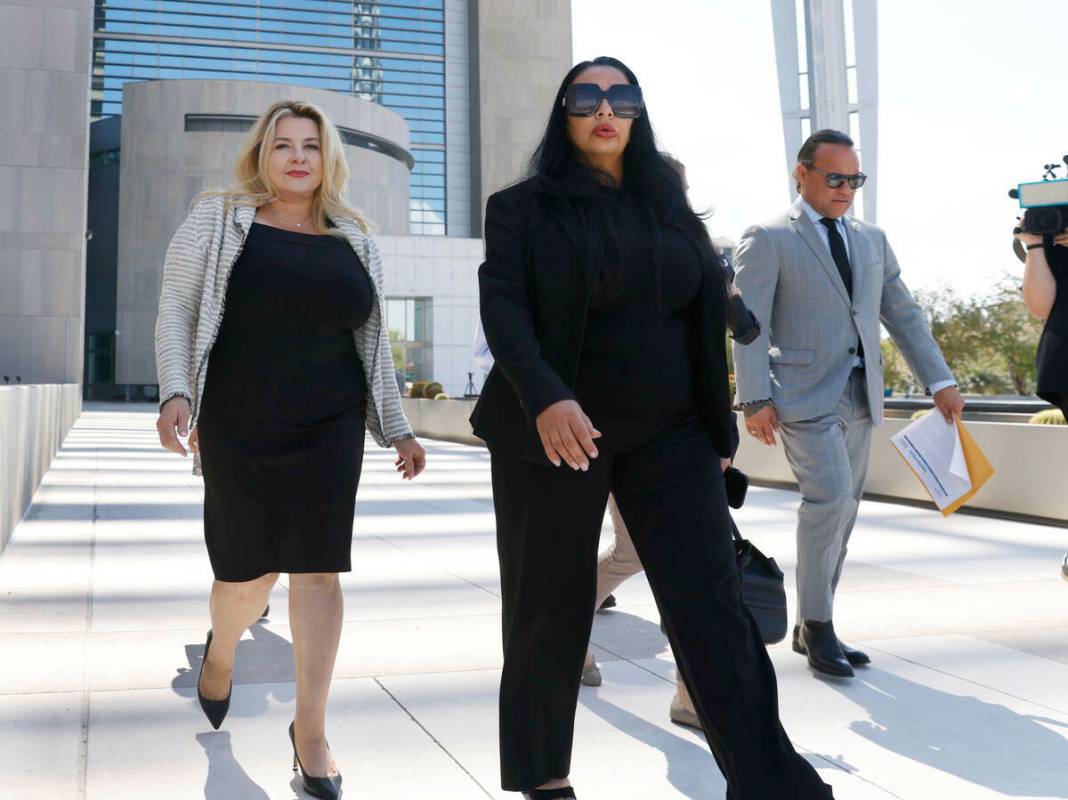 La exconcejal de Las Vegas Michele Fiore, izquierda, que se declaró inocente de cargos federal ...