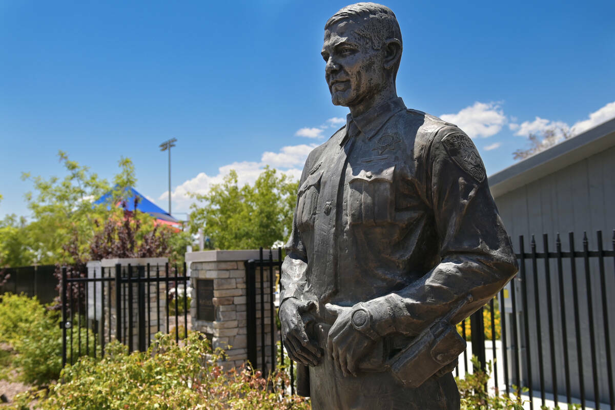 Una estatua del agente Alyn Beck es vista en la entrada del Officer Alyn Beck Memorial Park, en ...