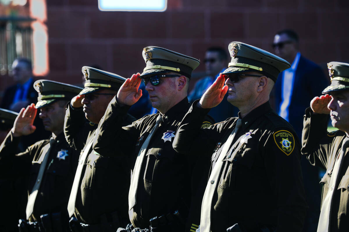 Miembros del Departamento de Policía Metropolitana saludan durante la ceremonia de conmemoraci ...