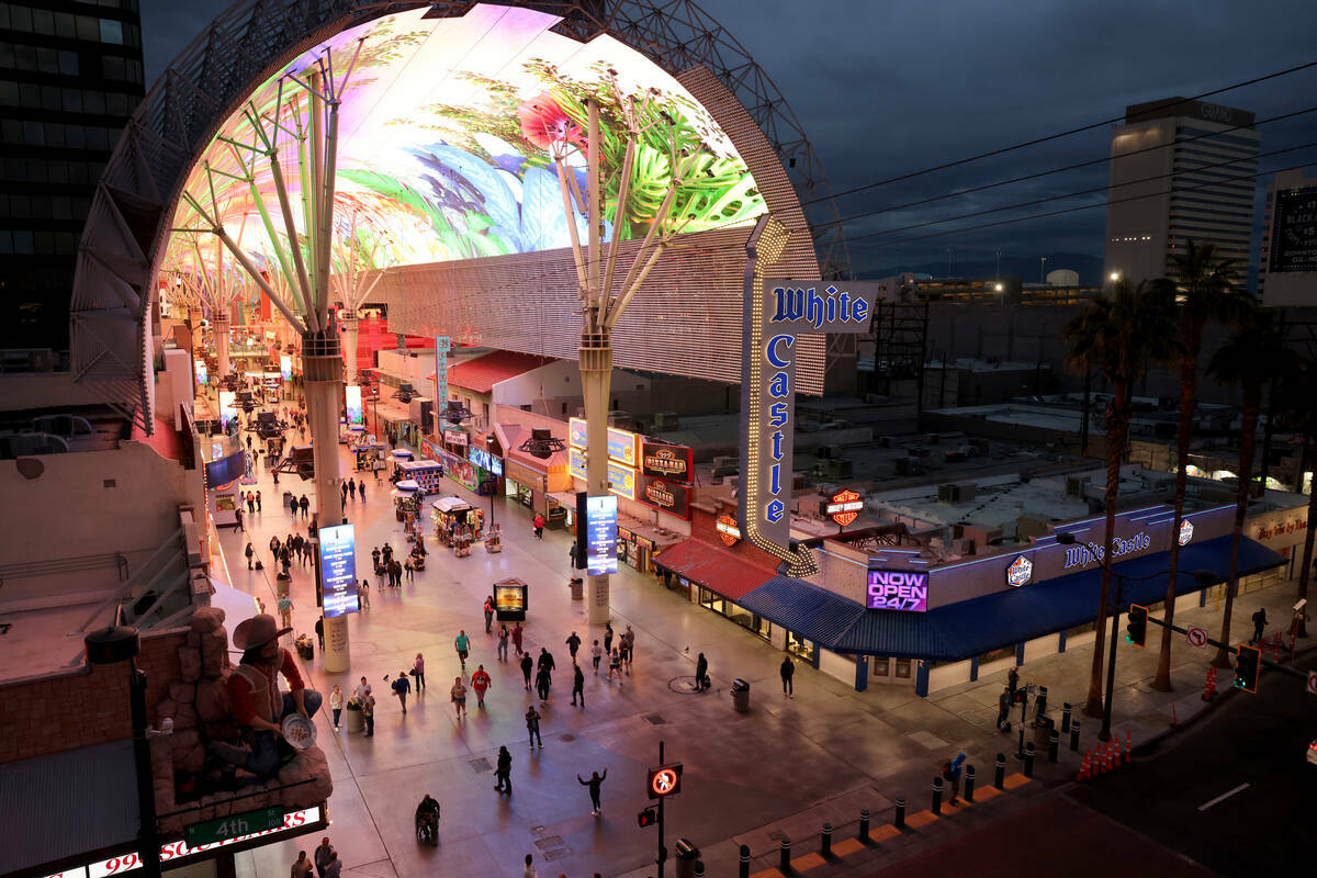 Personas caminan por Fremont Street Experience, en el centro de Las Vegas, el miércoles 15 de ...