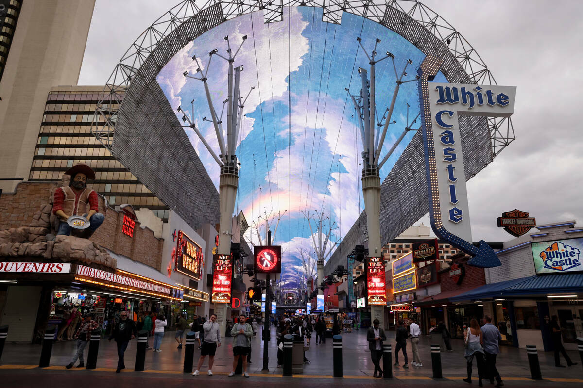 Personas caminan por Fremont Street Experience, en el centro de Las Vegas, el miércoles 15 de ...