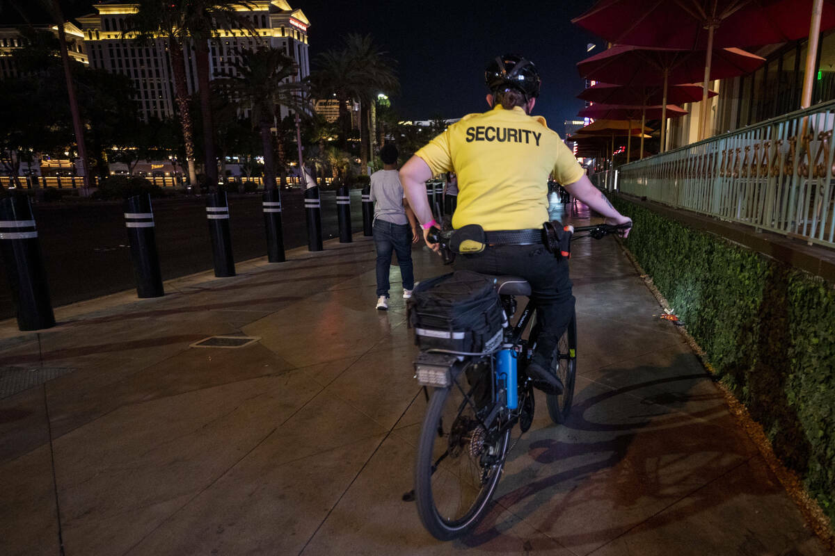 Un guardia de seguridad monta en bicicleta cerca del Paris Las Vegas en el Strip, el 8 de octub ...