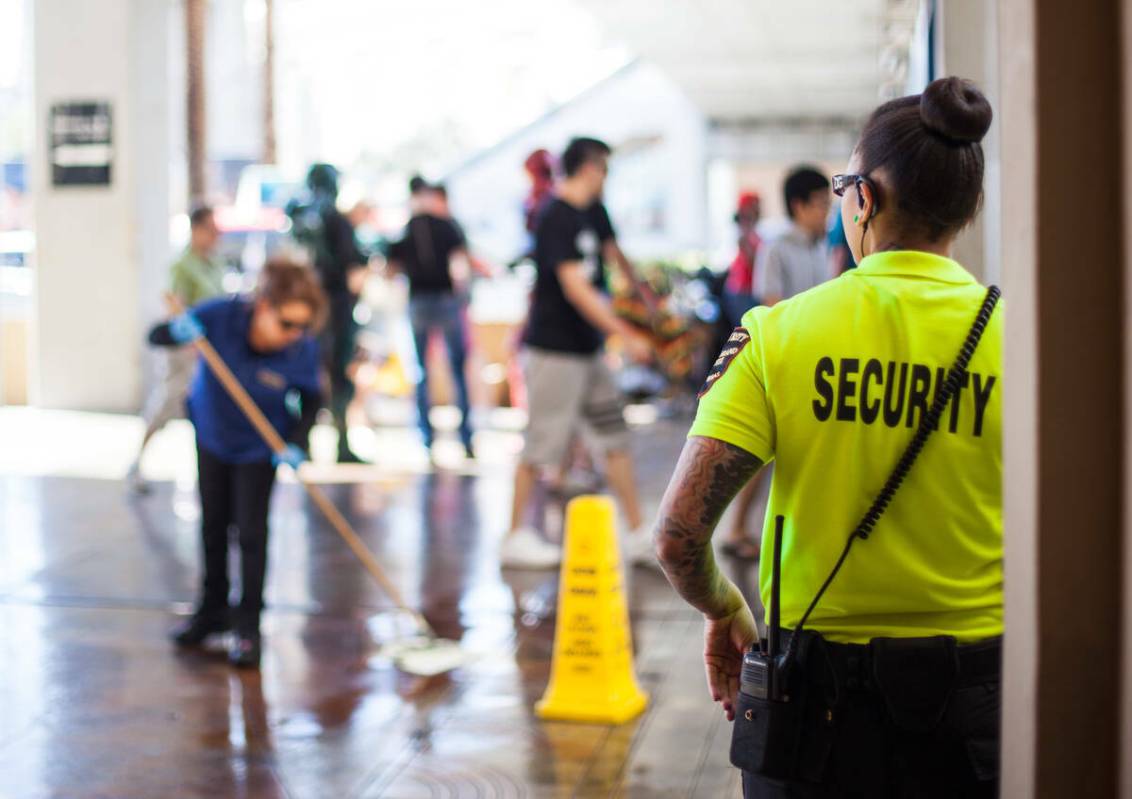 Una guardia de seguridad en el exterior del MGM Grand, en Las Vegas, el lunes 23 de marzo de 20 ...