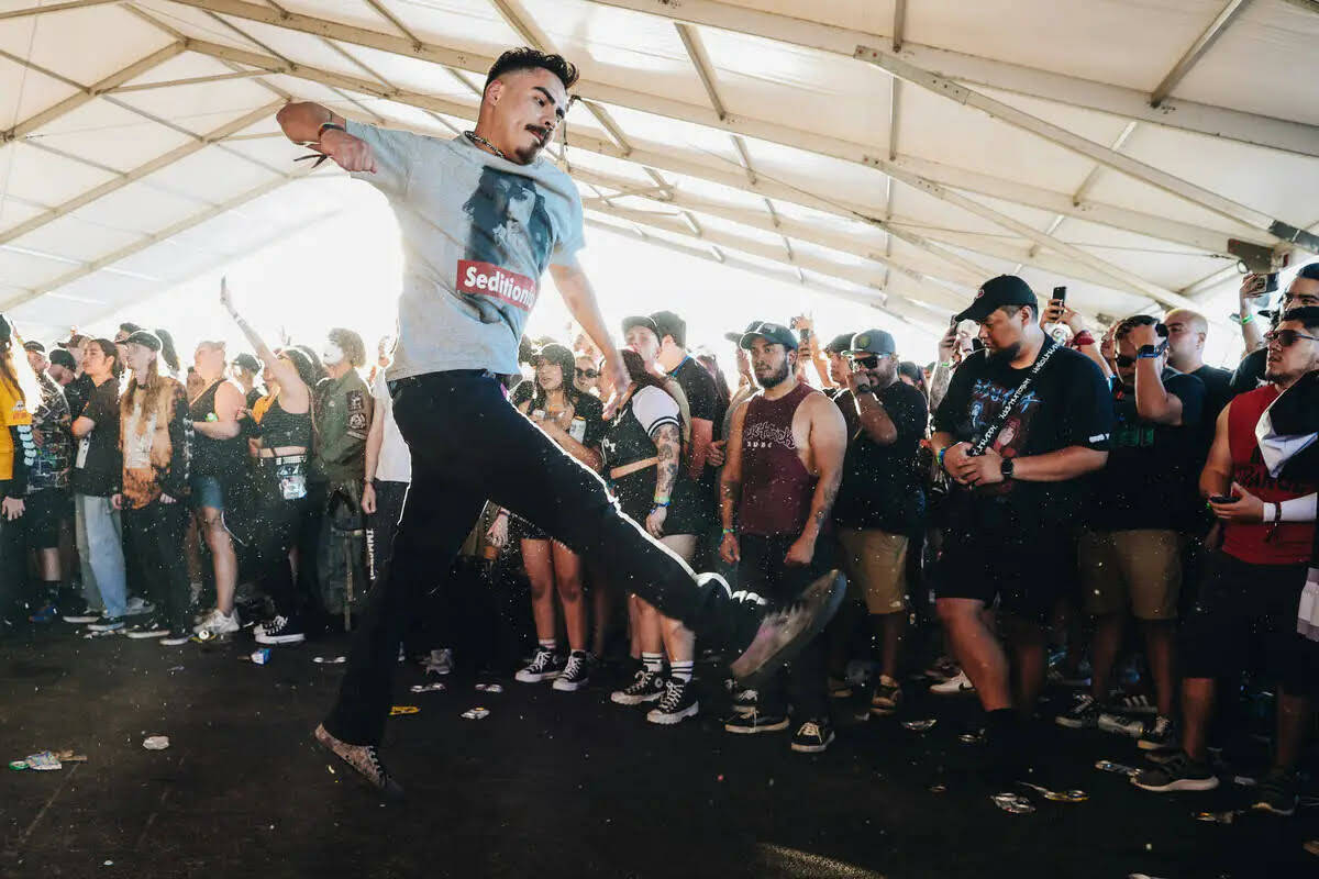 Un asistente baila en un mosh pit durante el festival de música Sick New World en el Las Vegas ...