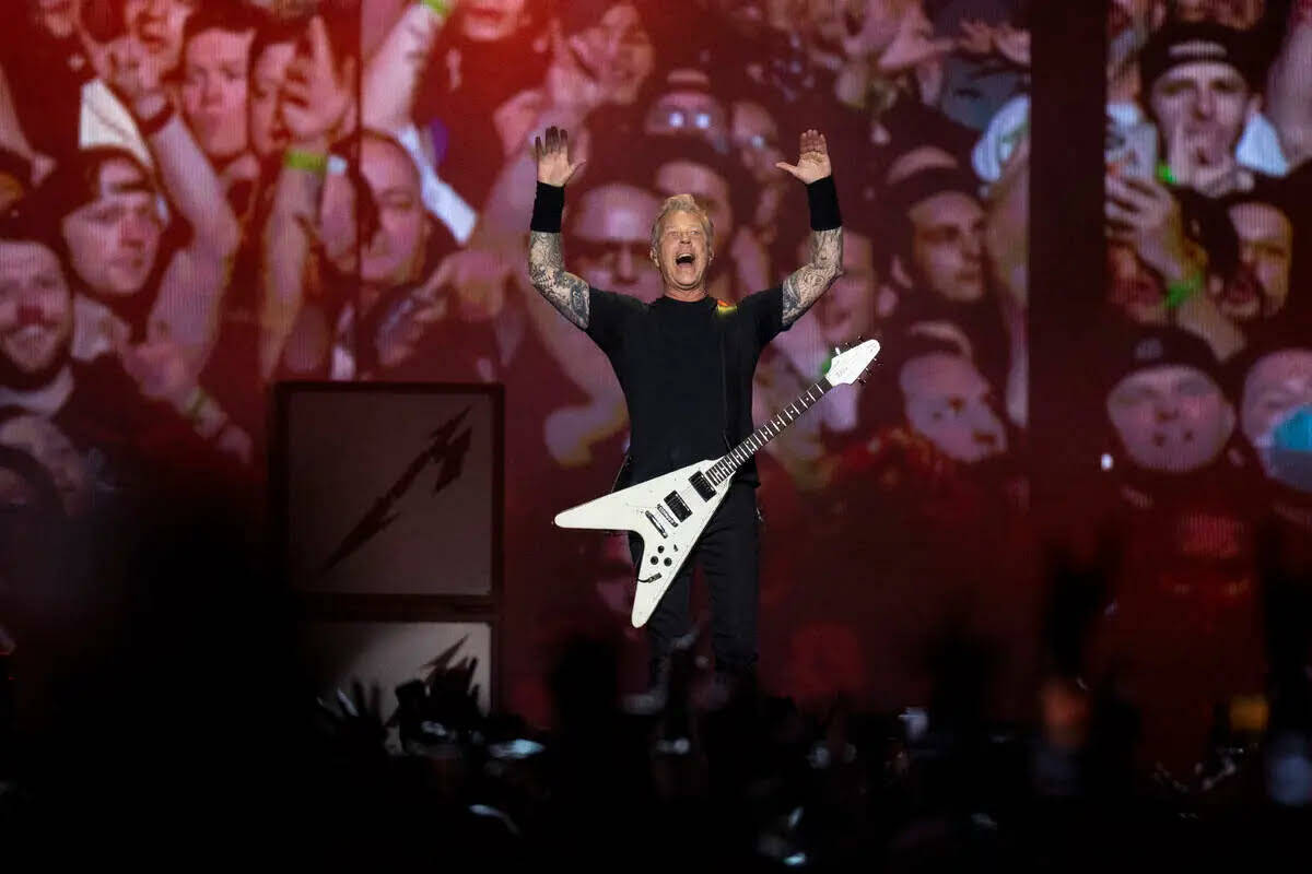 James Hetfield de Metallica se presenta en un concierto en Allegiant Stadium en Las Vegas, el ...