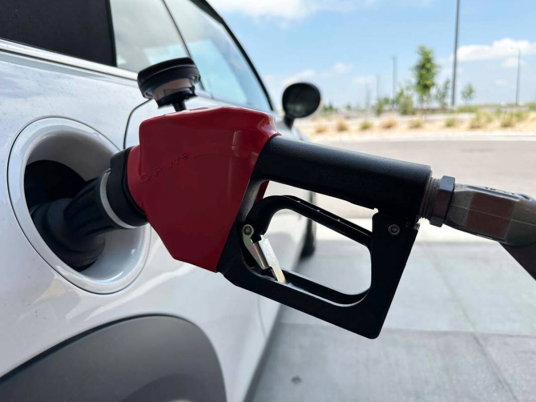 Los precios de la gasolina han bajado 19 centavos por galón a nivel nacional durante el últim ...