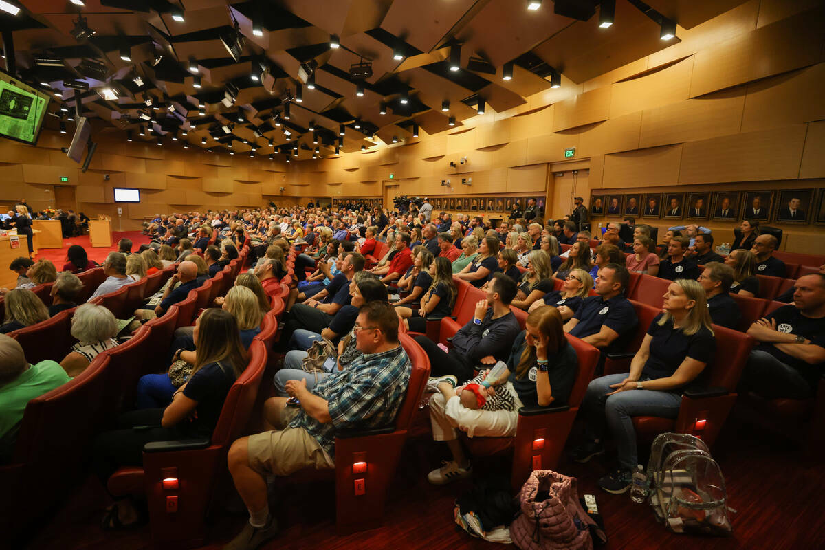 Residentes de Las Vegas asisten a una reunión del Concejo Municipal sobre un nuevo templo de l ...