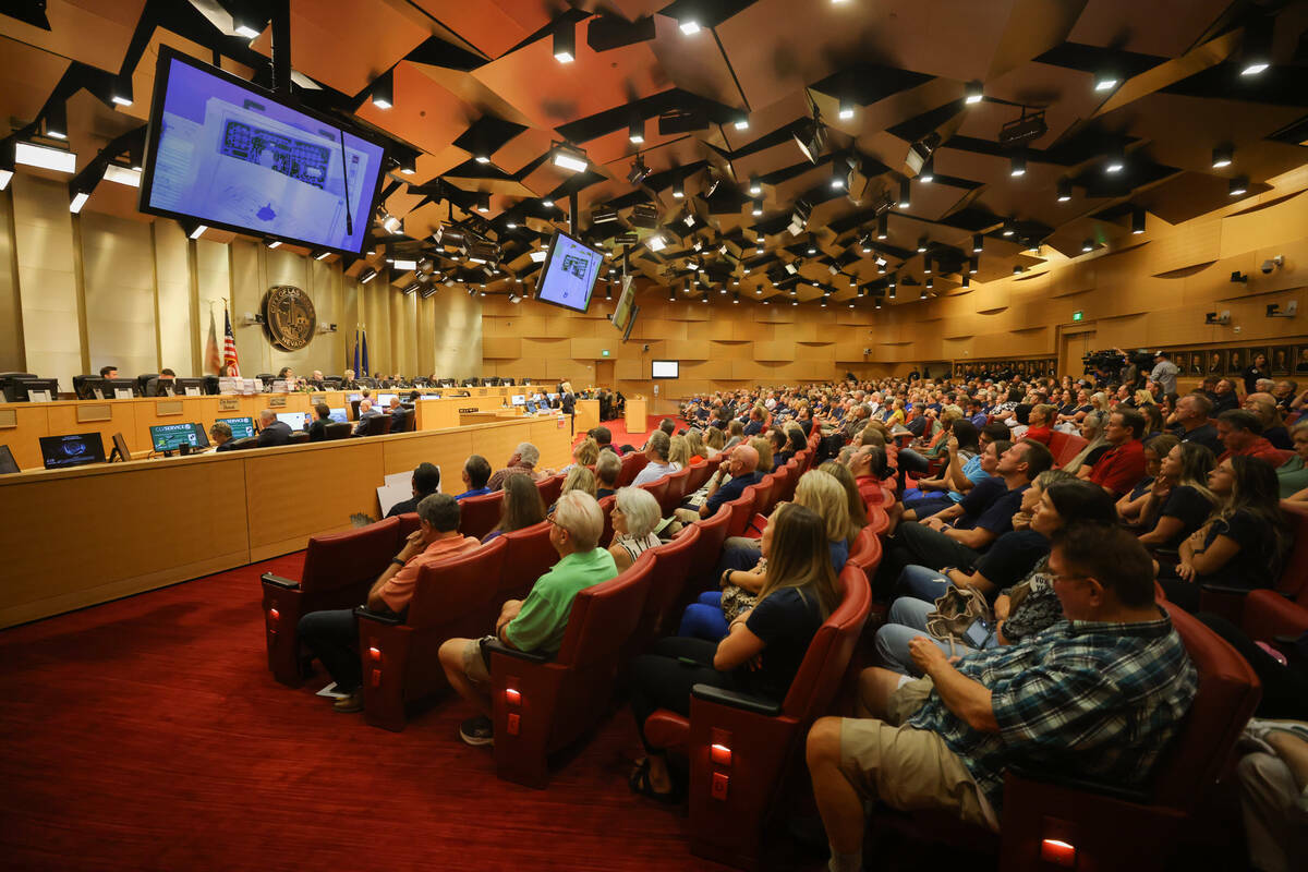 Residentes de Las Vegas asisten a una reunión del Concejo Municipal sobre un nuevo templo de l ...