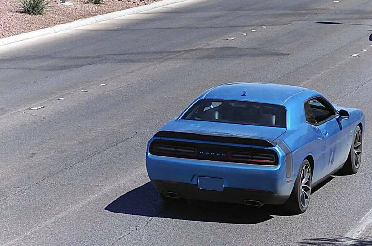 Un Dodge Challenger robado es observado en un monitor desde el Fusion Watch, el miércoles 18 d ...