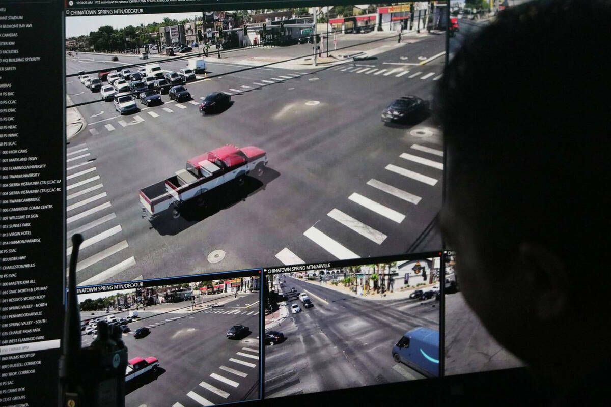 Un empleado del Departamento de Policía Metropolitana observa la intersección de Spring Mount ...