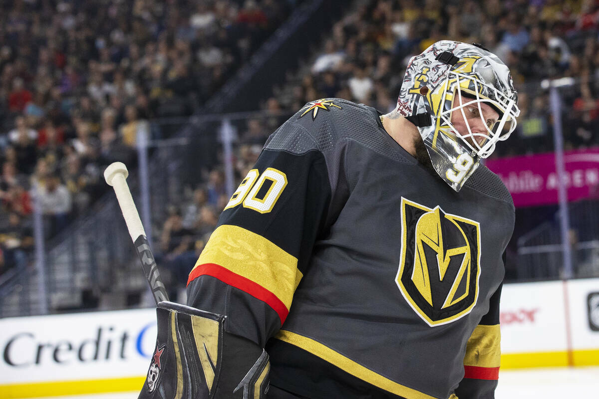 El portero de los Golden Knights Robin Lehner (90) rodea la red en el segundo periodo durante u ...