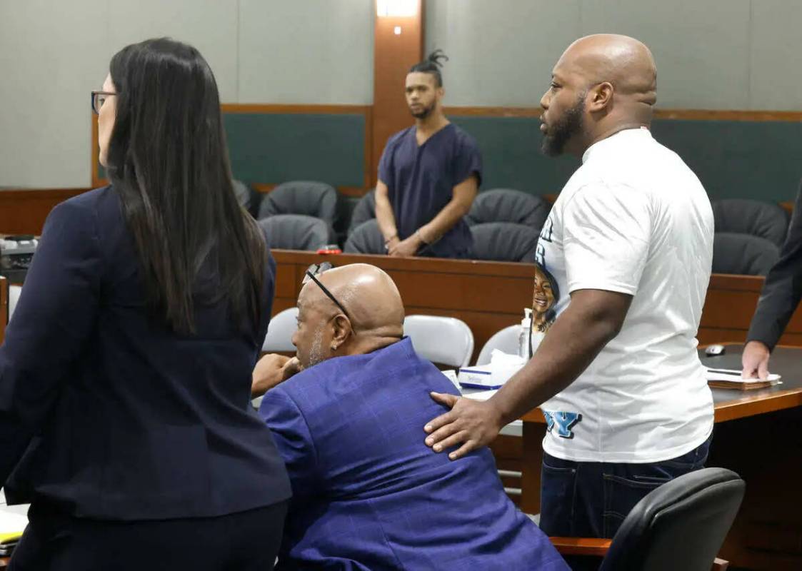 Gerry Jackson, sentado, padre de la víctima de homicidio Destiny Nicole Jackson, es consolado ...