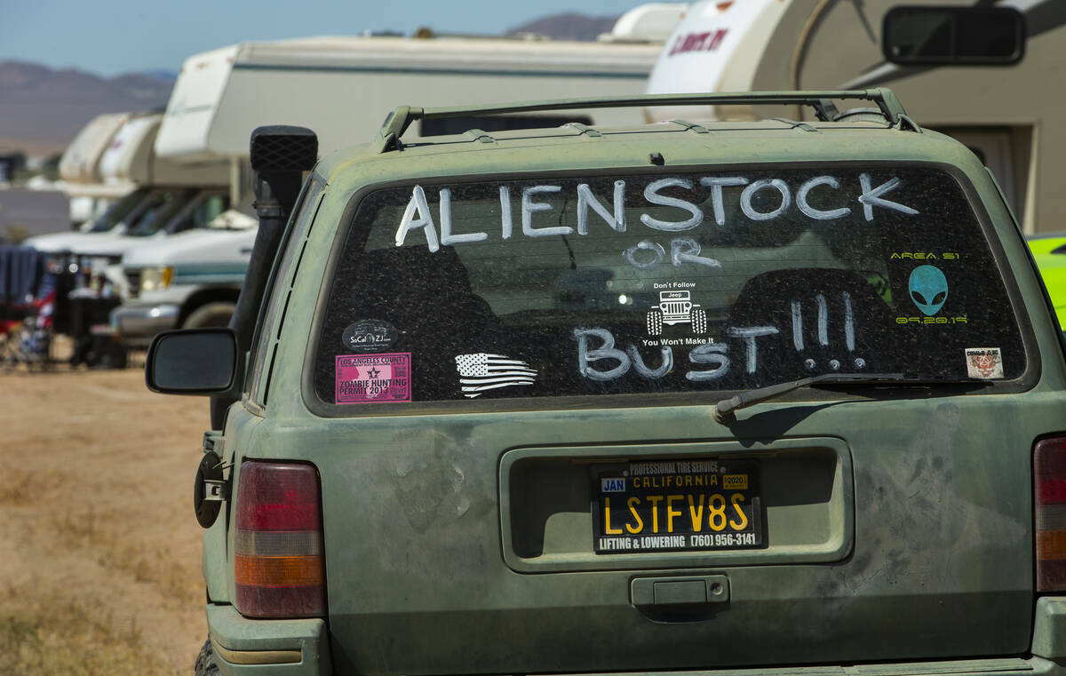 Letrero en la ventanilla trasera de un auto durante el festival Alienstock, el viernes 20 de se ...